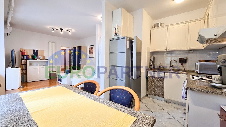 Flat + 2 apartments with a garden 300m from the sea, Poreč