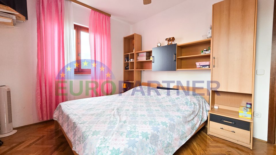 Wohnung + 2 Appartment  mit Garten 300m vom Meer entfernt, Poreč