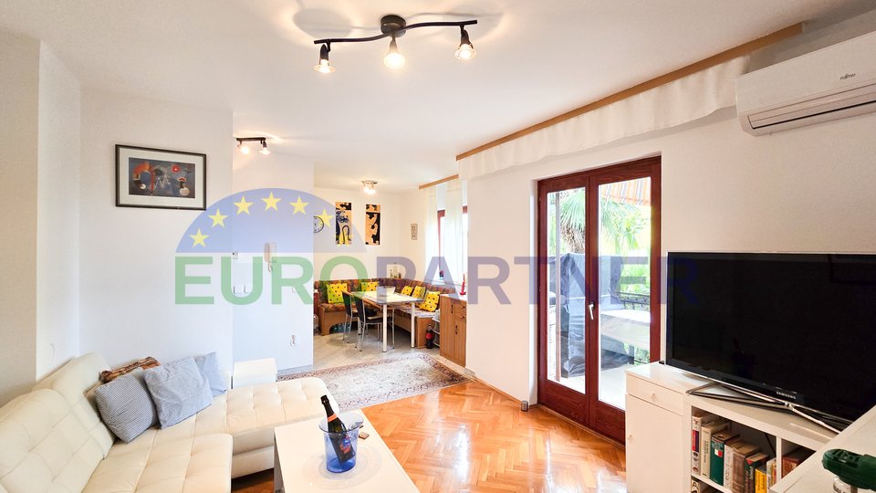 Flat + 2 apartments with a garden 300m from the sea, Poreč