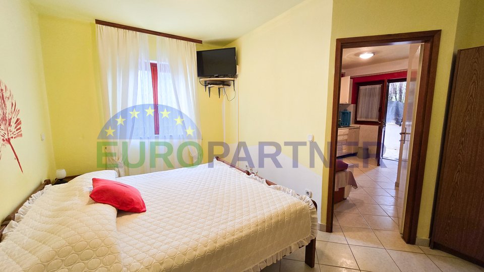 Stan + 2 Apartmana s vrtom  300m od mora, Poreč