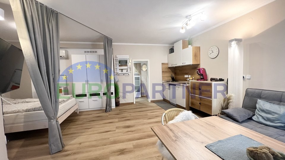 Istra, Novigrad, renovirana kuća u centru grada sa tri apartmana