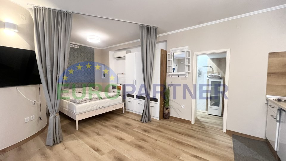 Istria, Novigrad, renovated house in the city center with three apartments