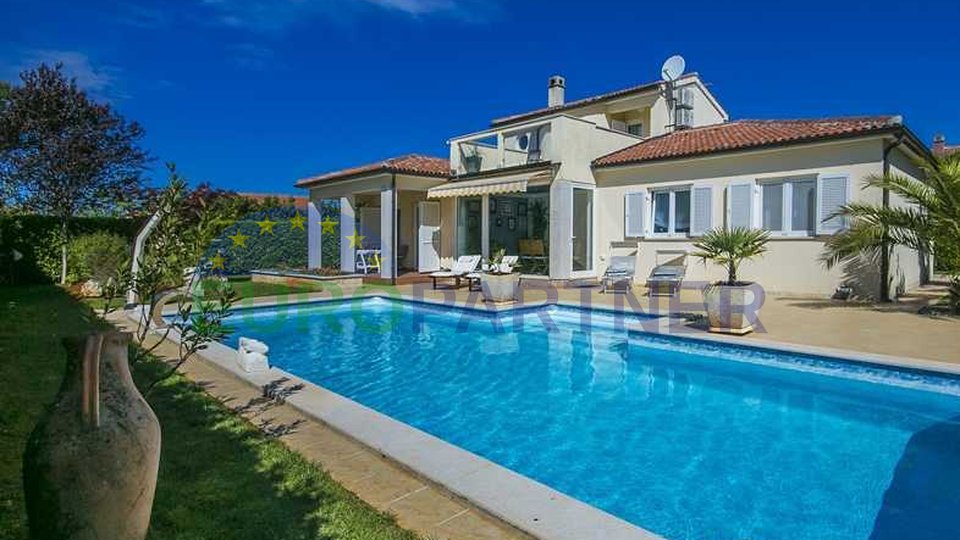 Šarmantna villa sa bazenom udaljena od centra grada Poreča i mora 7 km