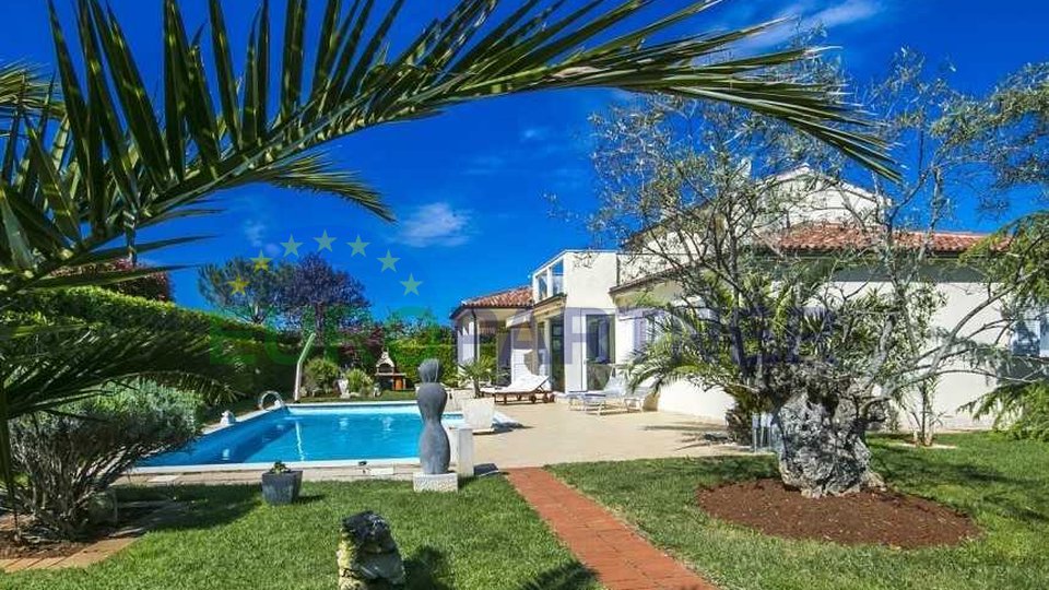Villa con piscina a distanza dal centro della città di Parenzo e il mare 7 km