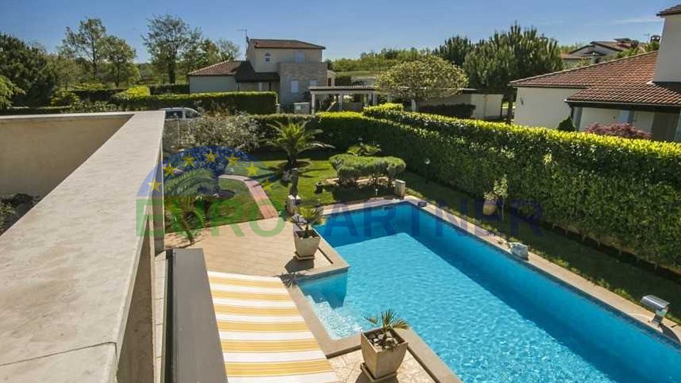 Villa con piscina a distanza dal centro della città di Parenzo e il mare 7 km
