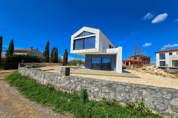 Moderna vila s bazenom na rubu sela, Poreč, Lovreč
