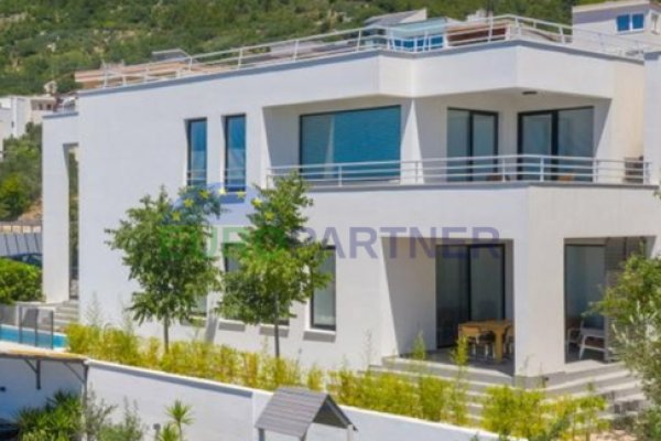 Prekrasna villa s bazenom i pogledom na more, Makarska prodaja