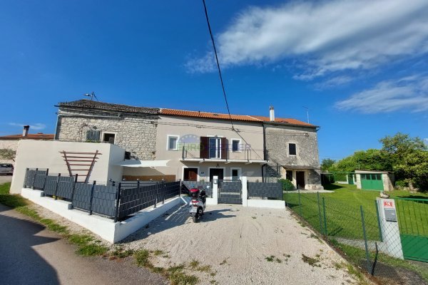 Kompletno renovirana, kamena kuća u nizu s vrtom!