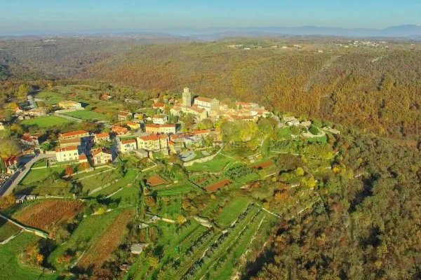 PRILIKA! Građevinsko zemljište za izgradnju tri objekta