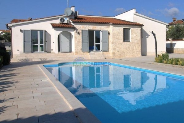 Mediteranska prizemnica s bazenom, 7km od Poreča