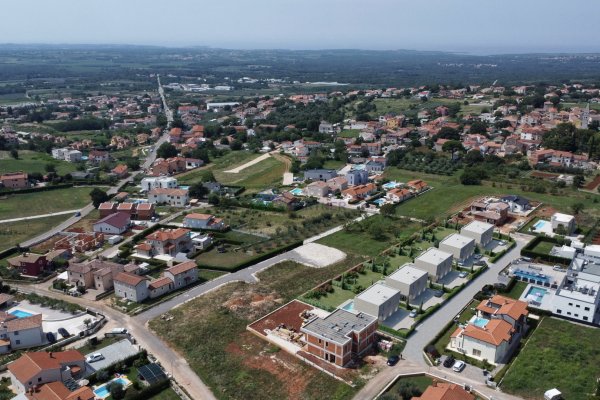 Poreč, Građevinsko zemljište s projektom i pogledom na more