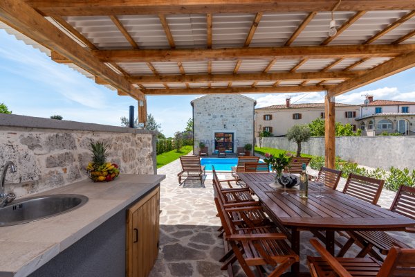 Poreč – Umgebung | Authentisches Steinhaus mit Pool und hervorragender Verkehrsanbindung
