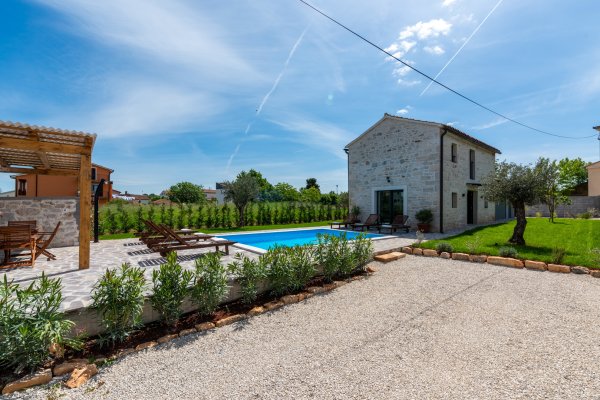 Poreč – Umgebung | Authentisches Steinhaus mit Pool und hervorragender Verkehrsanbindung