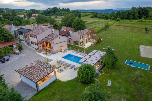Charmantes Anwesen im Herzen Istriens: drei Häuser, ein Swimmingpool und ein wunderschöner Garten