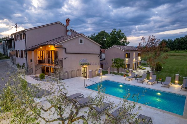 Charmantes Anwesen im Herzen Istriens: drei Häuser, ein Swimmingpool und ein wunderschöner Garten