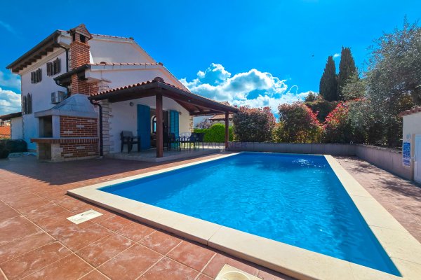 Višnjan, Mediteranska  kuća s bazenom i vanjskim roštiljem