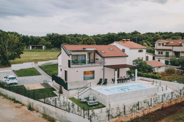 Ein wunderschönes Haus mit Garten im Herzen Istriens, in der Nähe von Tinjan