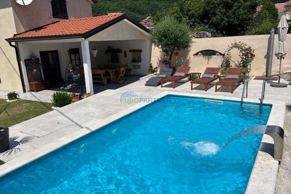 Lijepo uređena kuća s bazenom od 155 m2, Prodaja