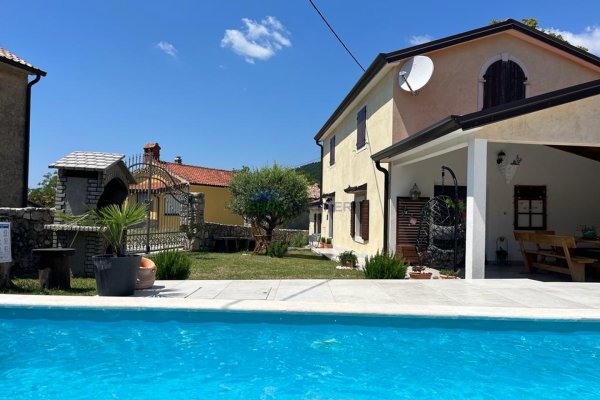 Lijepo uređena kuća s bazenom od 155 m2, Prodaja