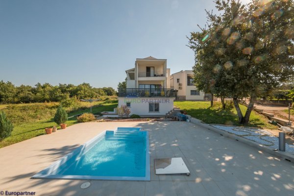 Prekrasna kuća sa apartmanima i pogledom na more
