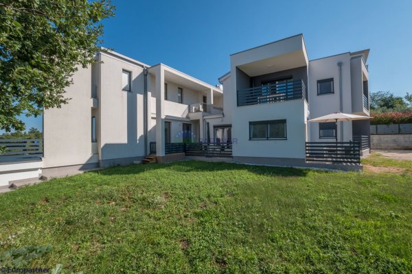 Prekrasna kuća sa apartmanima i pogledom na more
