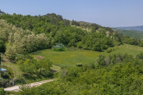 Građevinsko i poljoprivredno zemljište s pogledom na Motovun