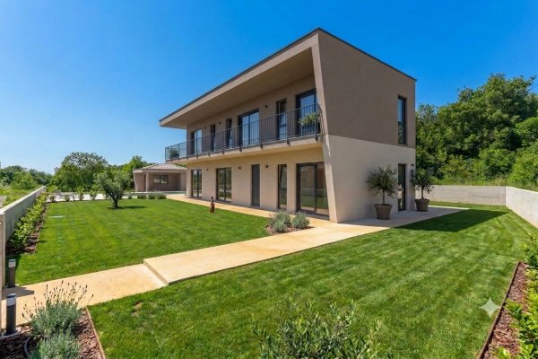 "Villa Black Beauty"; attende il suo nuovo proprietario, realizzata con il metodo di costruzione "chiavi in ​​mano".