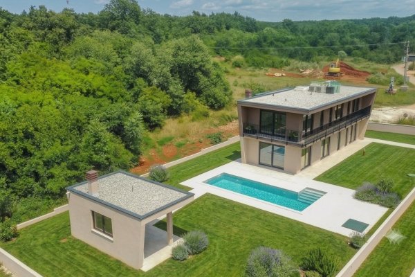 "Villa Black Beauty"; attende il suo nuovo proprietario, realizzata con il metodo di costruzione "chiavi in ​​mano".