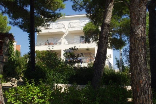 Prostrana apartmanska kuća na otoku Šolti-Nečujam sa predivnim pogledom na more