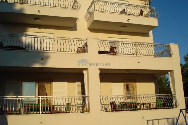 Prostrana apartmanska kuća na otoku Šolti-Nečujam sa predivnim pogledom na more