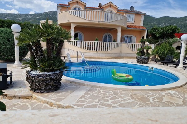 Vila sa bazenom 350 m2 u Kaštel Starom