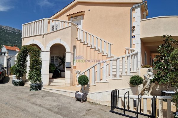 Villa mit Pool 350 m2 in Kaštel Stari