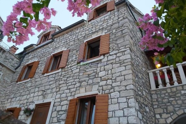 Renovirana kamena kuća sa 6 apartmana, drugi red uz more