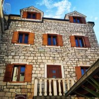 Renovirana kamena kuća sa 6 apartmana, drugi red uz more - 3