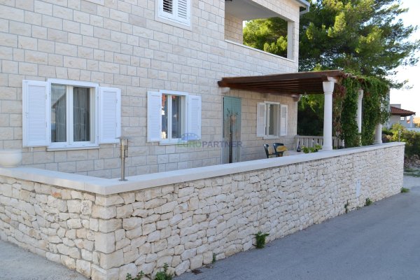 Etažiran stan u kući na otoku Braču, 200 m od mora