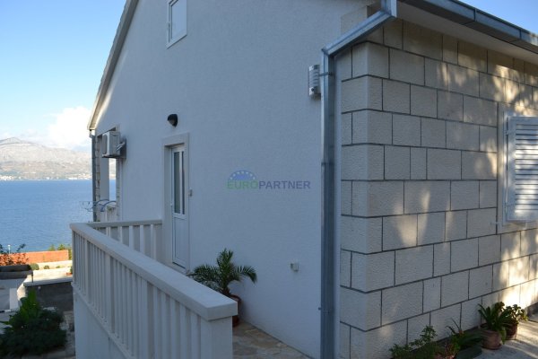 Etažiran stan u kući na otoku Braču, 200 m od mora