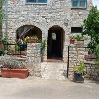 Kamena kuća u sredini niza , s otvorenim pogledom na zelena polja - 2