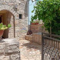 Kamena kuća u sredini niza , s otvorenim pogledom na zelena polja - 3