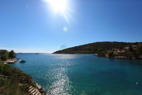 Rogoznica, građevinsko zemljište blizu mora, 1.500 m2, prodaja