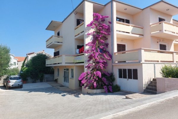Kuća sa tri stana i pogledom na more, atraktivna lokacija Diklo-Zadar