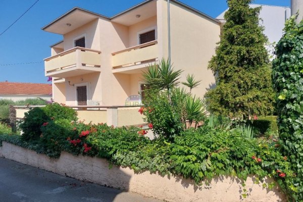 Kuća sa tri stana i pogledom na more, atraktivna lokacija Diklo-Zadar