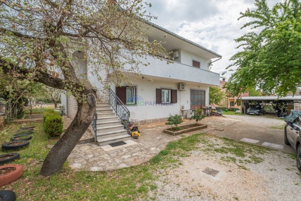 Samostojeća kuća s dvorištem od 1530m2