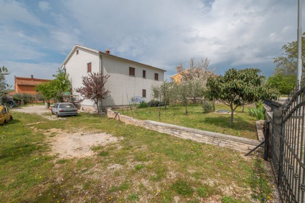 Samostojeća kuća s dvorištem od 1530m2