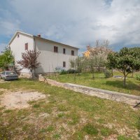 Samostojeća kuća s dvorištem od 1530m2 - 2