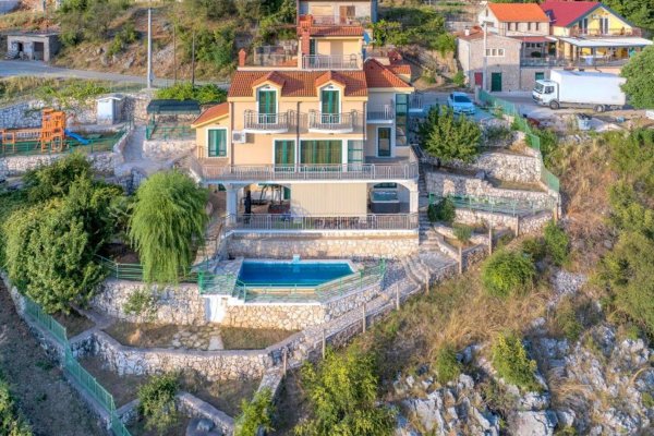 Villa in der Natur an der Quelle des Flusses