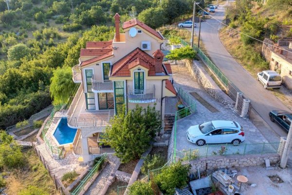 Villa in der Natur an der Quelle des Flusses