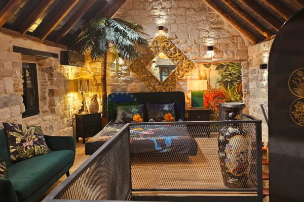 Wunderschönes historisches Steinhaus im Zentrum von Kaštel Stari, 30 m vom Meer entfernt