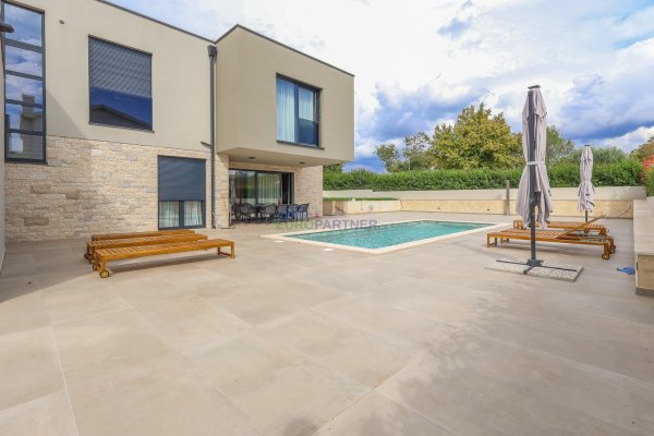 Moderna vila s bazenom, 7km od centra Poreča