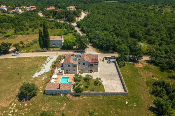 Istra, Tar, poslovno stambena zgrada na odličnoj lokaciji