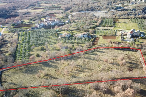 Prekrasno imanje, 5892m2 građevinsko + 3562m2 poljoprivrednog zemljišta, Poreč okolica